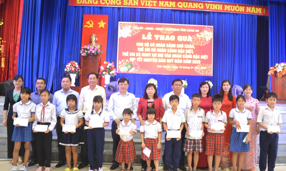 Phó Bí thư Thường trực Tỉnh ủy tặng quà Tết cho trẻ em tại Cần Giuộc