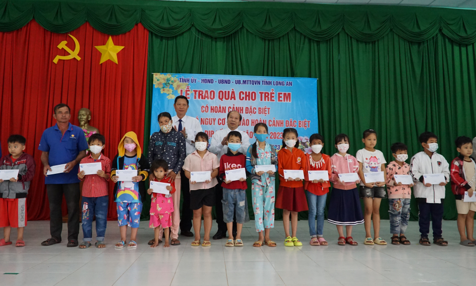 Mộc Hóa tặng quà trẻ em có hoàn cảnh đặc biệt khó khăn nhân dịp Tết Nguyên đán