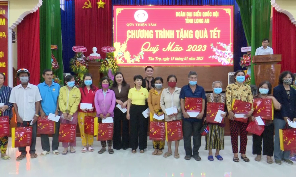 Đoàn Đại biểu Quốc hội đơn vị tỉnh Long An tặng quà Tết hộ khó khăn tại Tân Trụ