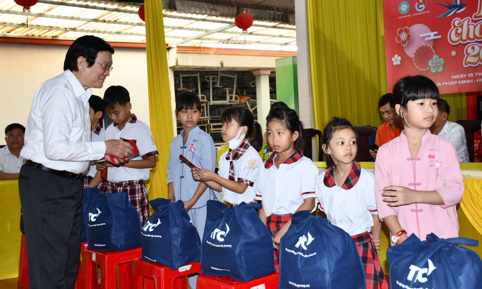 Nguyên chủ tịch nước Trương Tấn Sang dự Chương trình Tết cho trẻ em tại Đức Hòa