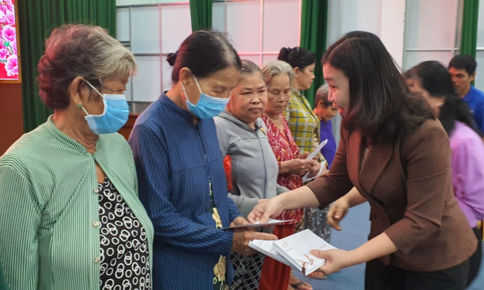 Tân Thạnh: Quỹ Thiện tâm - Tập đoàn vingoup tặng 500 phần quà Tết cho dân nghèo