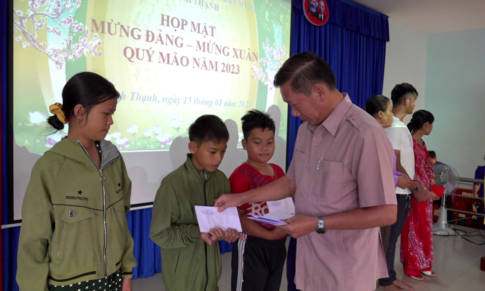 Phó Chủ tịch HĐND huyện Tân Hưng - Nguyễn Thành Phương tặng quà Tết cho trẻ em khó khăn
