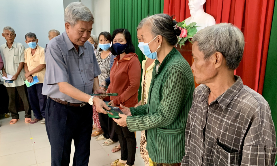 Nguyên Chủ tịch UBND tỉnh Trần Văn Cần trao quà Tết cho gia đình chính sách, hộ nghèo huyện Châu Thành 
