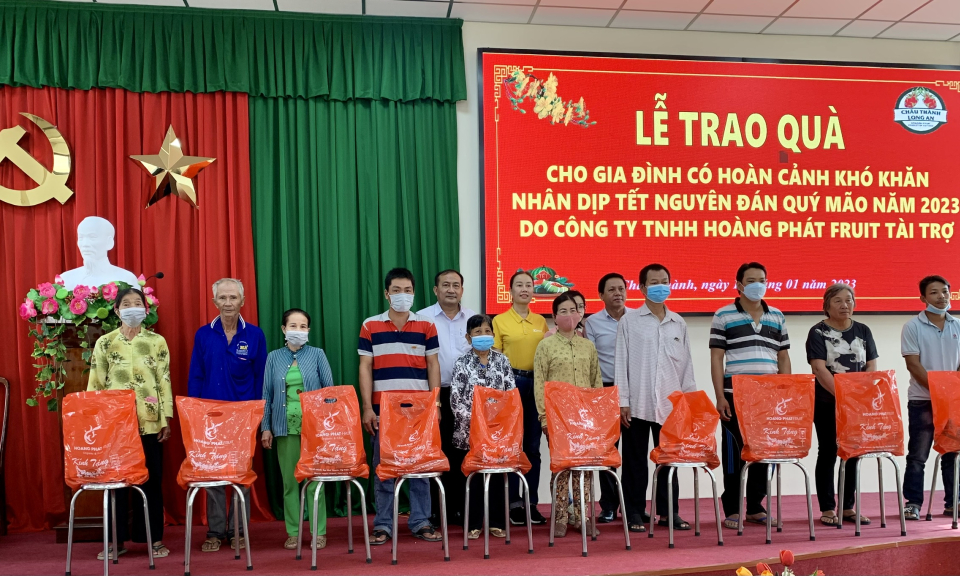 Công ty TNHH Hoàng Phát Fruit tặng 250 phần quà Tết cho các hộ nghèo huyện Châu Thành