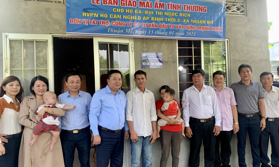 Trao nhà tình thương cho hộ cận nghèo và tặng quà cho gia đình chính sách, hộ nghèo huyện Châu Thành