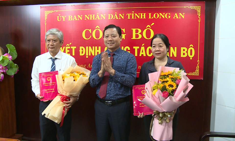 Lãnh đạo tỉnh trao quyết định bổ nhiệm lại và điều động cán bộ