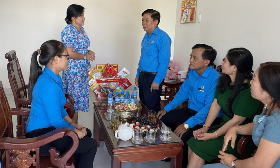 Tân Hưng: 102 công đoàn viên được nhận quà từ chương trình "Tặng quà Tết sum vầy - Xuân gắn kết" 