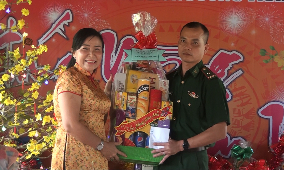 Liên đoàn Lao động huyện Tân Hưng thăm, chúc tết Đồn Biên phòng Sông Trăng