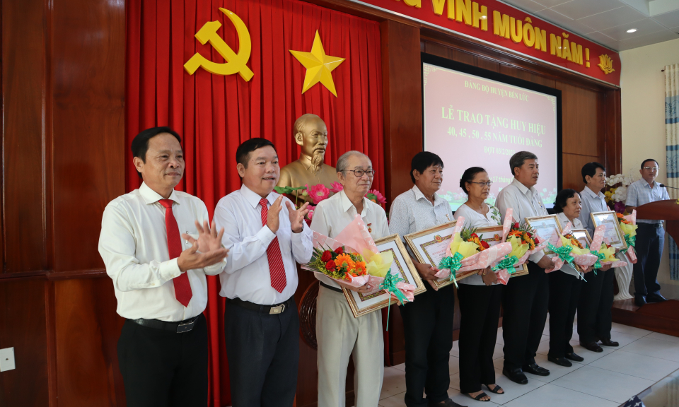 Bến Lức trao Huy hiệu Đảng đợt 3/2