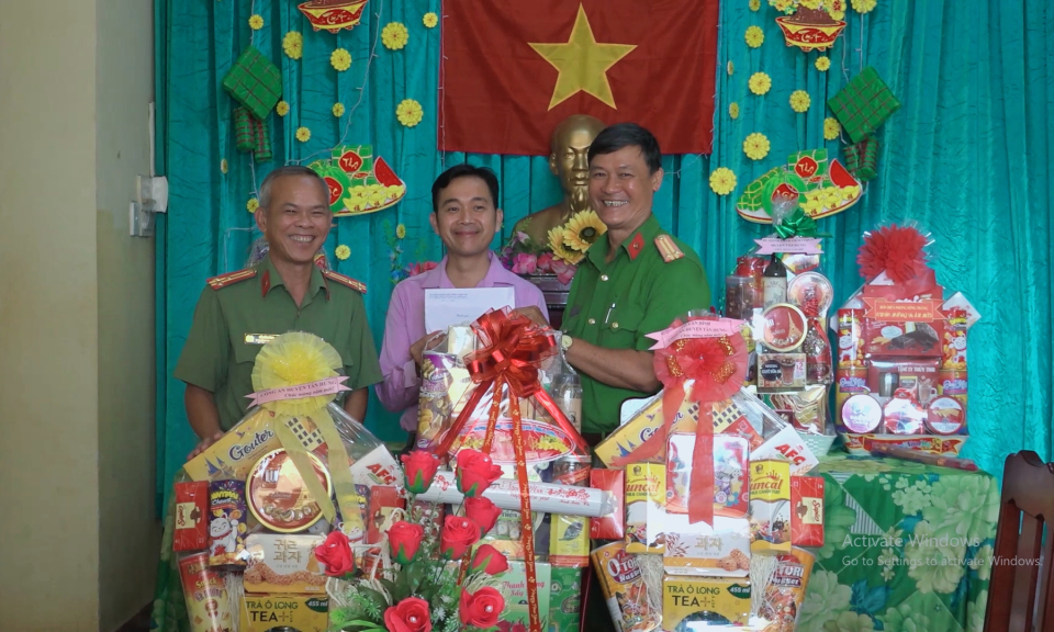 Công an huyện Tân Hưng thăm, chúc tết Công an 3 xã biên giới