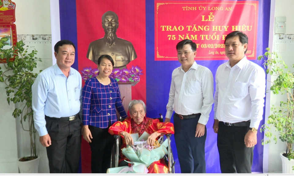 Thành phố Tân An: Phó Bí thư Thường trực Tỉnh uỷ trao huy hiệu 75 năm tuổi Đảng cho đảng viên cao niên.