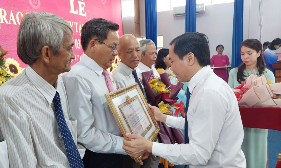 Thành phố Tân An trao Huy hiệu Đảng đợt 03/2