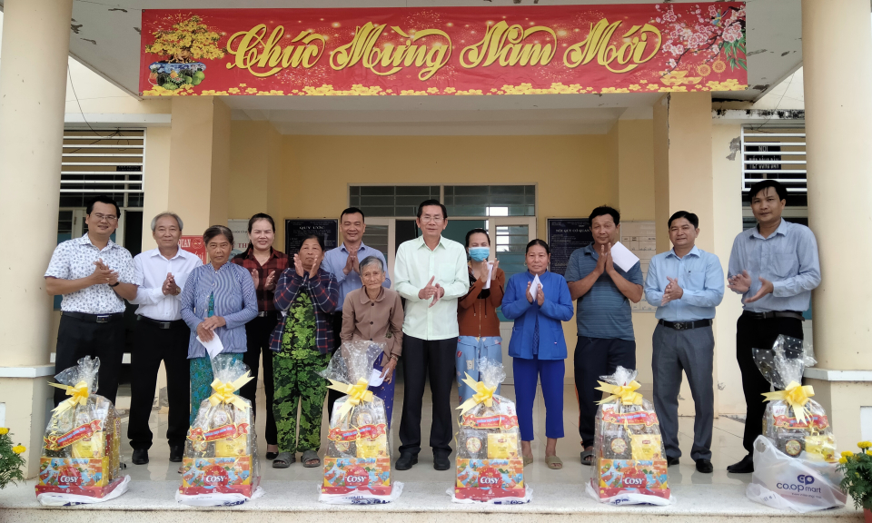 Lãnh đạo tỉnh tặng quà cho hộ khó khăn tại huyện Tân Hưng