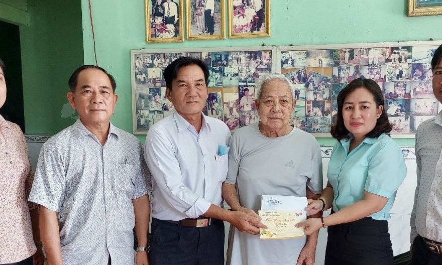 Thị trấn huyện Tân Hưng thăm và chúc tết gia đình chính sách
