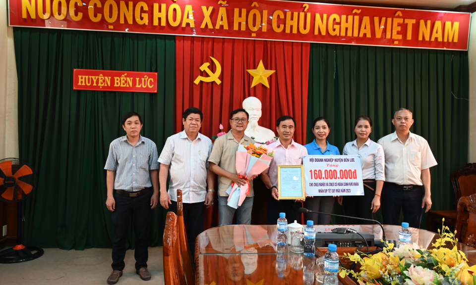 Tiếp nhận hỗ trợ quà Tết lần 2 từ Hội Doanh nghiệp huyện Bến Lức