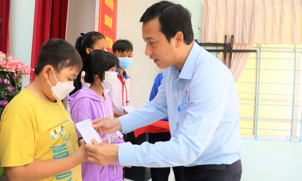 Bí thư Tỉnh đoàn trao quà cho học sinh có hoàn cảnh khó khăn, gia đình chính sách ở Cần Đước