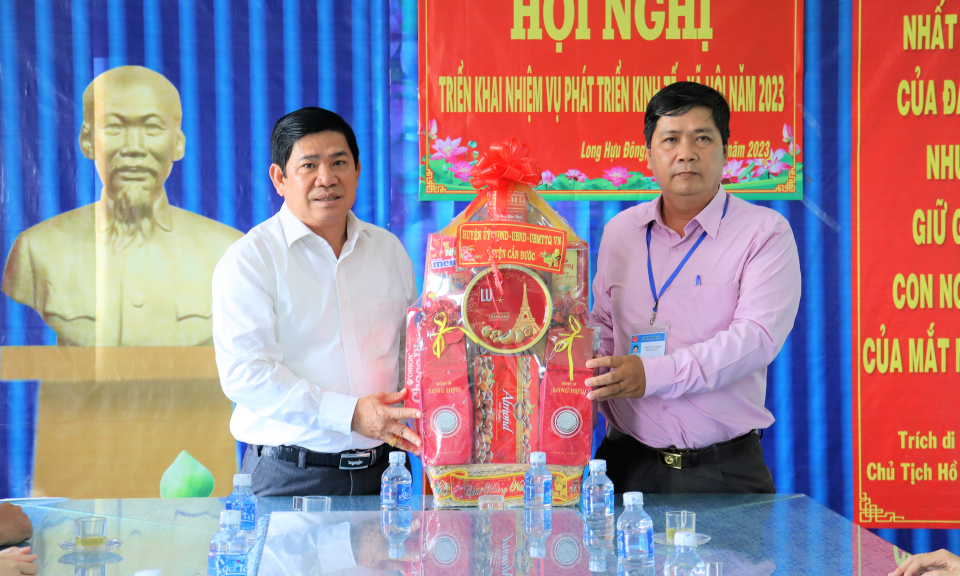 Bí thư Huyện ủy Cần Đước thăm và chúc Tết xã Long Hựu Đông