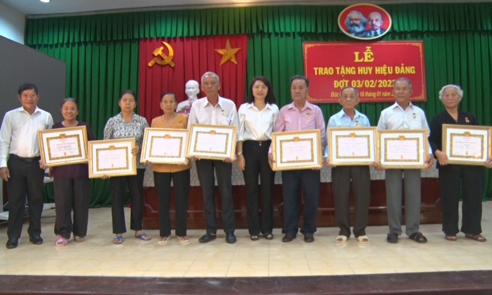 Đức Hòa trao Huy hiệu Đảng đợt 3/2