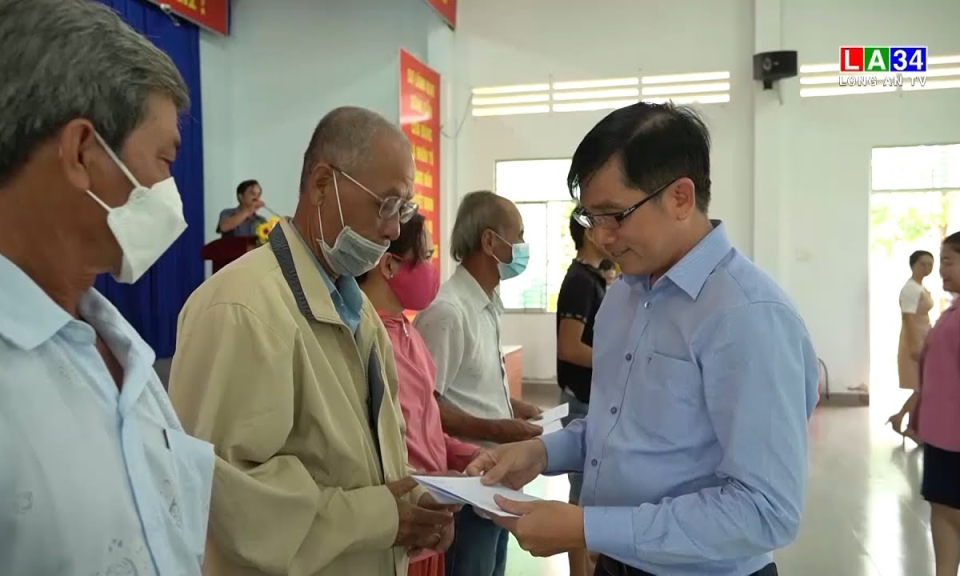Đài Phát thanh và Truyền hình Long An tặng quà Tết cho hộ nghèo, gia đình chính sách