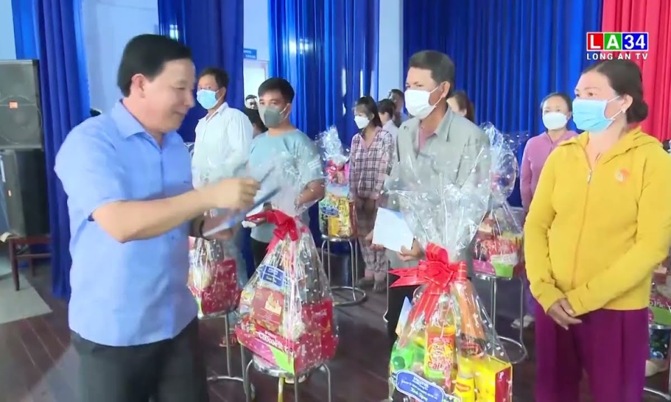 Chủ tịch UBND tỉnh Long An trao tặng 500 phần quà tết cho công nhân lao động