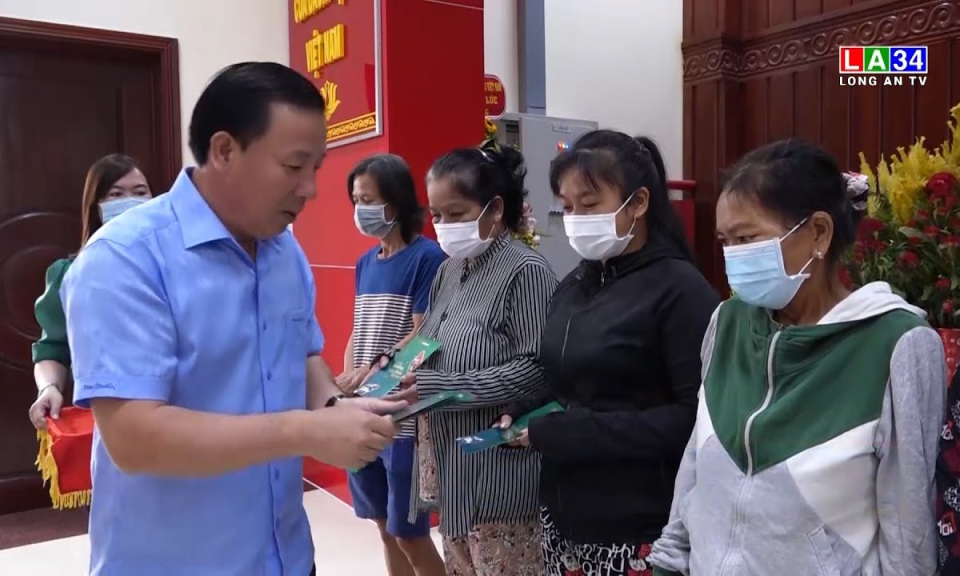 Chủ tịch UBND tỉnh Long An tặng quà Tết hộ nghèo, gia đình chính sách