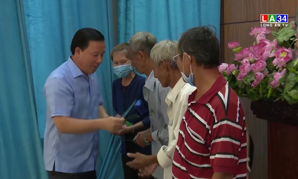 Chủ tịch UBND tỉnh Long An trao quà cho hộ nghèo trên địa bàn thành phố Tân An