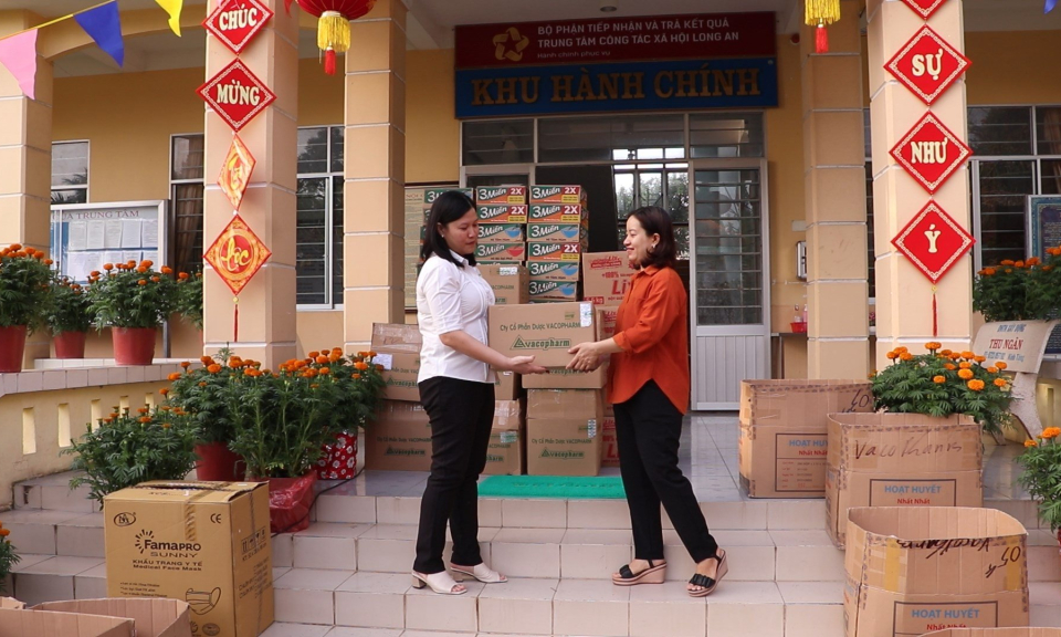 Vacopharm trao quà tại Trung tâm Công tác xã hội tỉnh