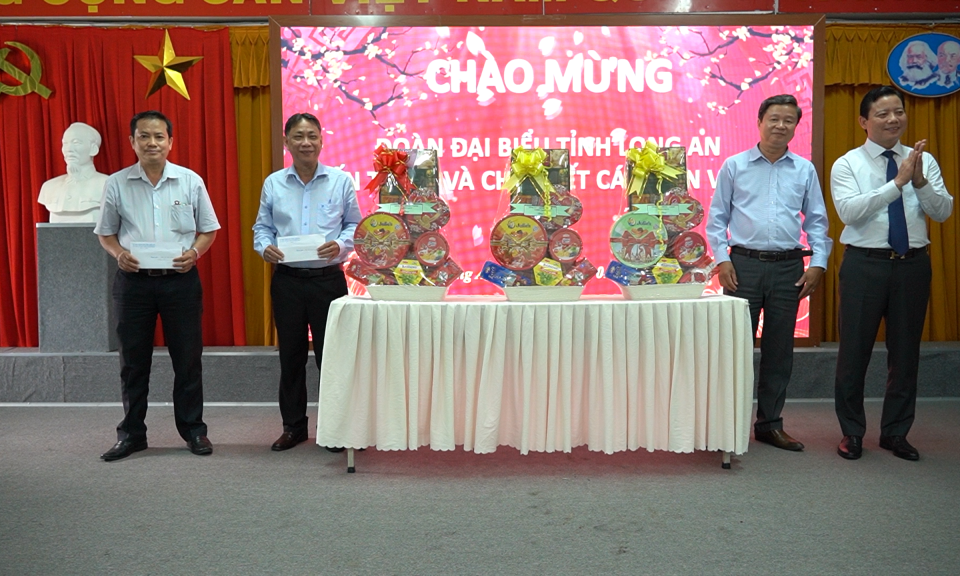 Lãnh đạo tỉnh thăm, chúc Tết các cơ sở y tế