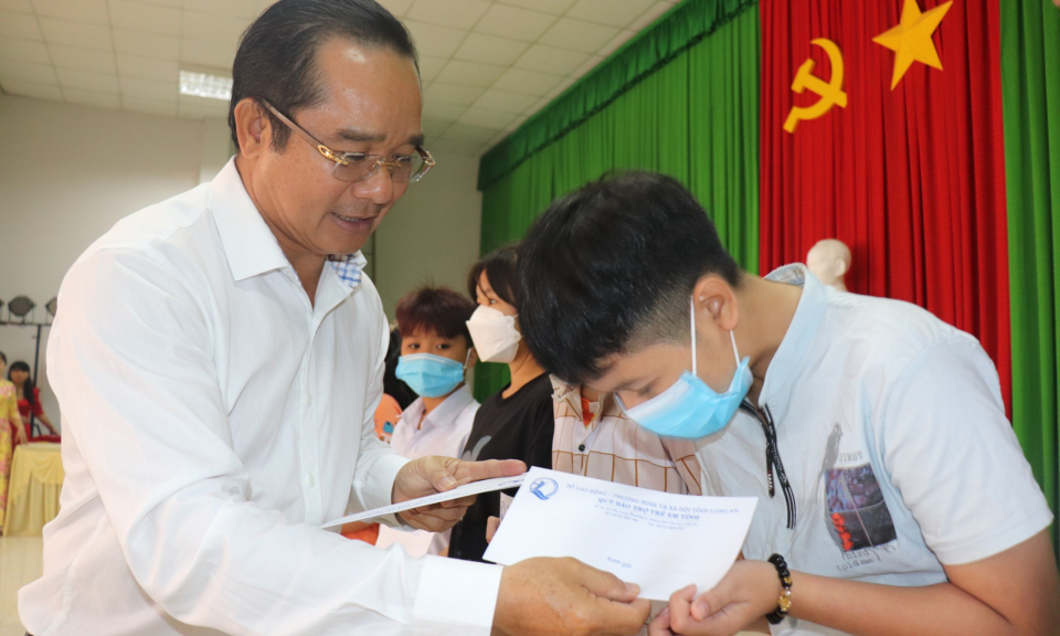 Bí thư Tỉnh ủy – Nguyễn Văn Được tặng quà tết cho trẻ em có hoàn cảnh đặc biệt 