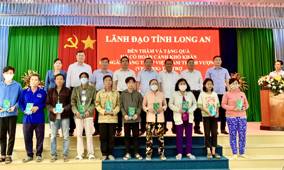 Tân Hưng: Lãnh đạo tỉnh trao 760 phần quà Tết cho hộ có hoàn cảnh khó khăn