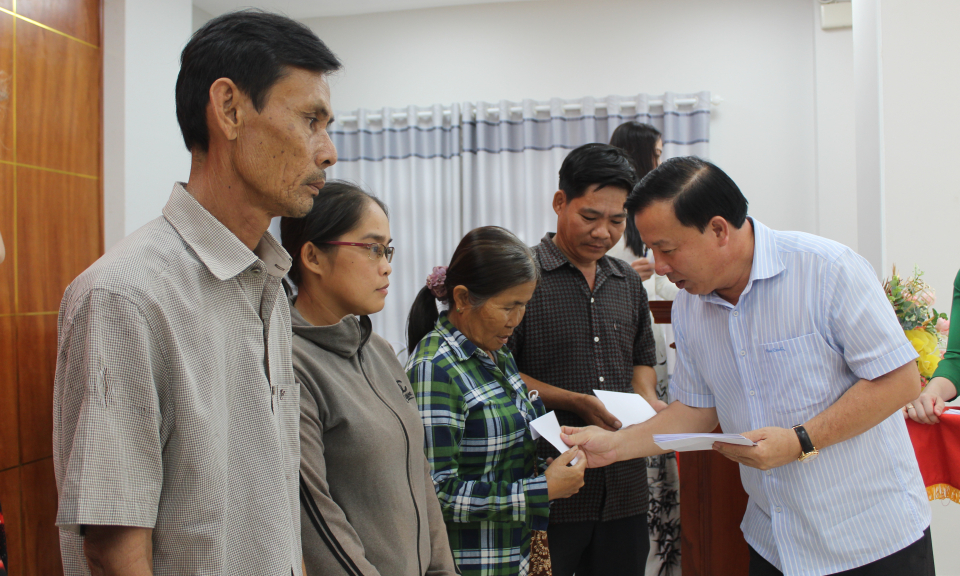 Chủ tịch UBND tỉnh – Nguyễn Văn Út trao 200 phần quà tết cho hộ có hoàn cảnh khó khăn tại Đức Huệ