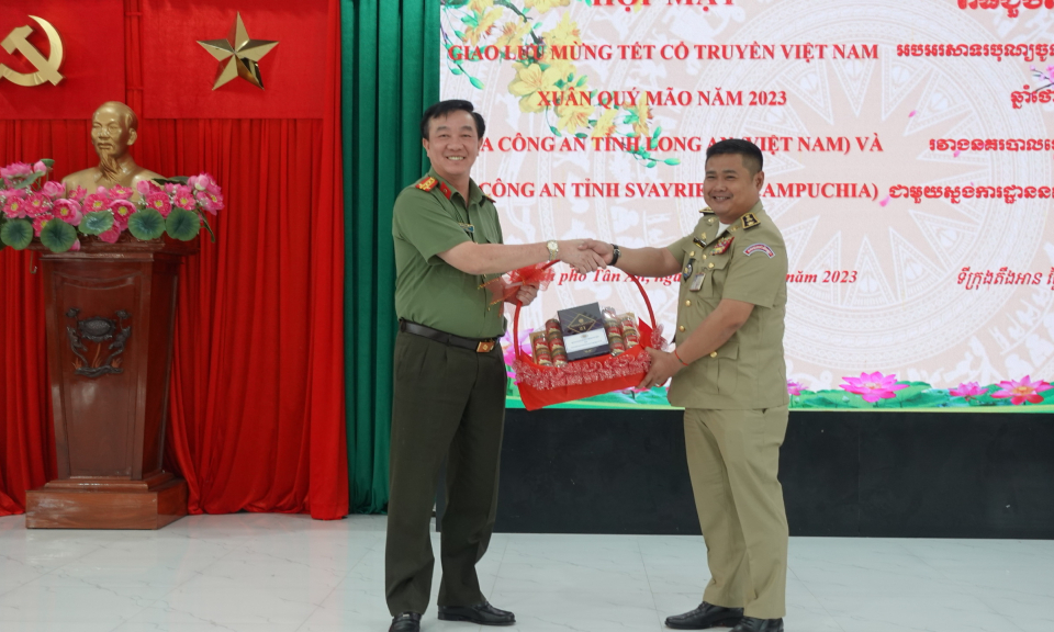 Ty Công an tỉnh Svay Riêng chúc Tết Nguyên đán Quý Mão 2023 Công an tỉnh Long An