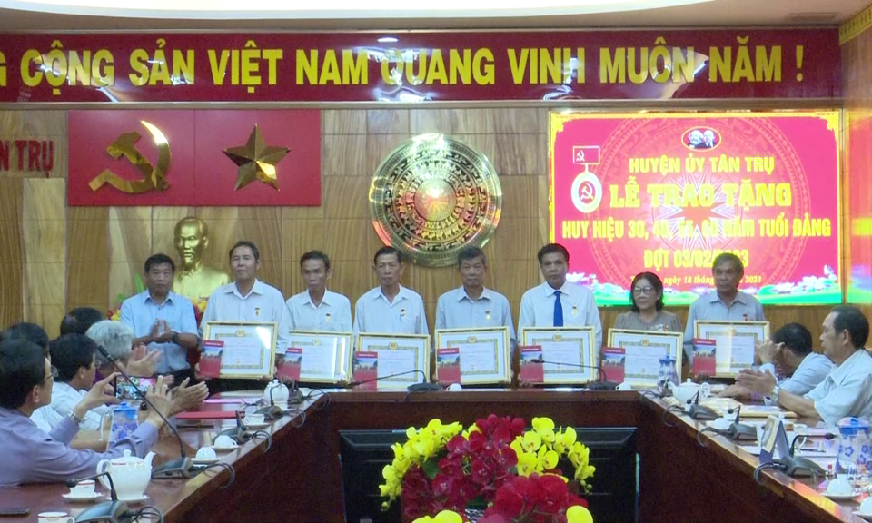 Tân Trụ trao huy hiệu Đảng cho đảng viên cao niên Đợt 3/2
