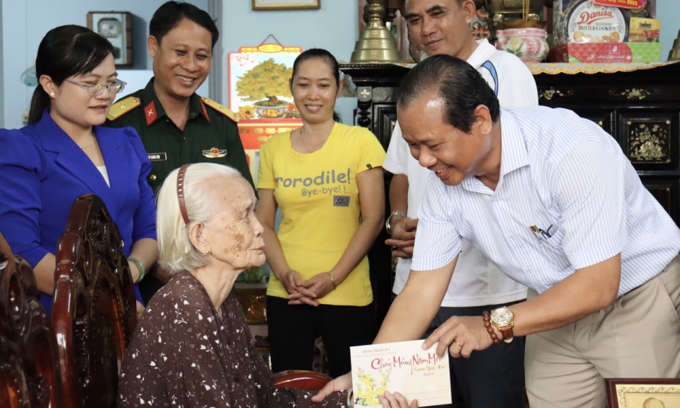 Bí thư Huyện ủy Cần Giuộc thăm, tặng quà Mẹ Việt Nam anh hùng Nguyễn Thị Ngày