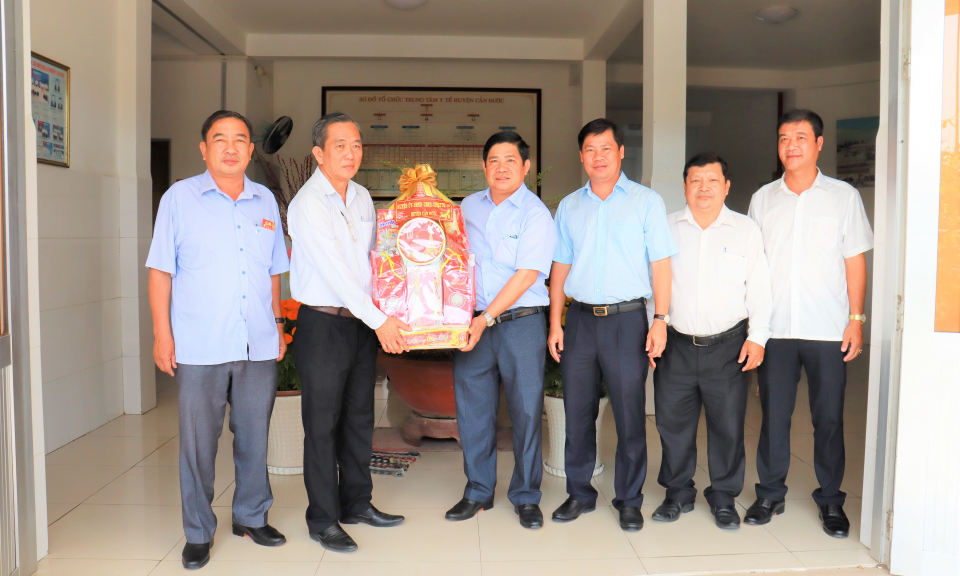 Thường trực Huyện ủy Cần Đước thăm, chúc Tết các cơ quan trên địa bàn huyện