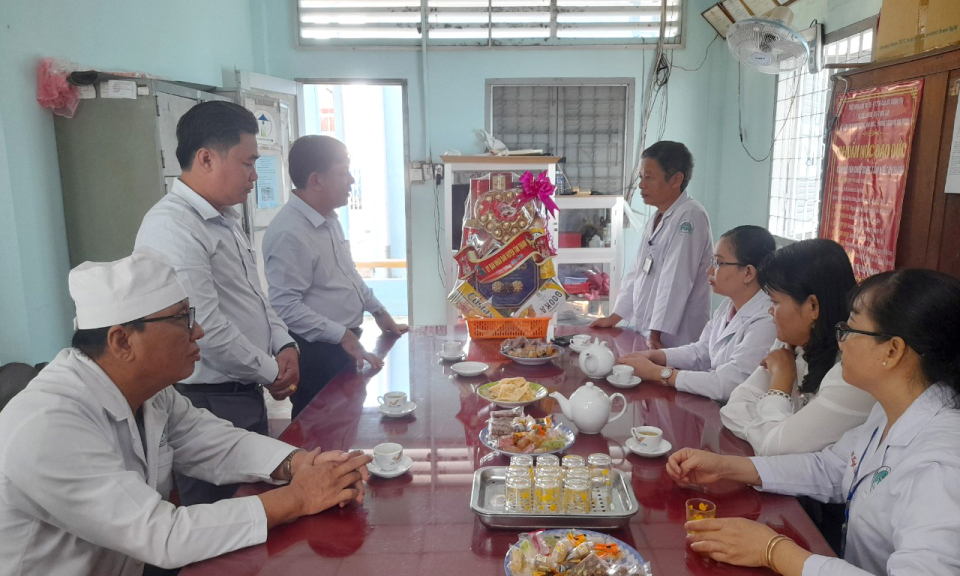 Lãnh đạo UBND huyện Tân Thạnh đến thăm, chúc Tết ngành Y tế