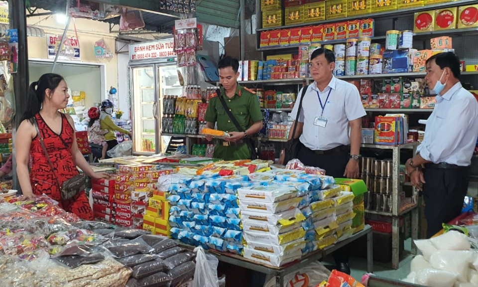 Tân Thạnh kiểm tra vệ sinh an toàn thực phẩm dịp Tết Nguyên đán