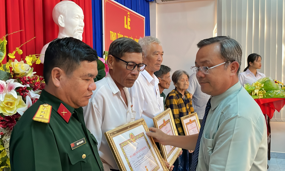 Huyện ủy Tân Hưng trao Huy hiệu Đảng đợt 03/02/2023 cho 06 đảng viên cao niên 