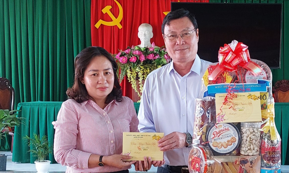 Bí thư Huyện ủy Tân Hưng thăm tặng quà Tết thị trấn, huyện