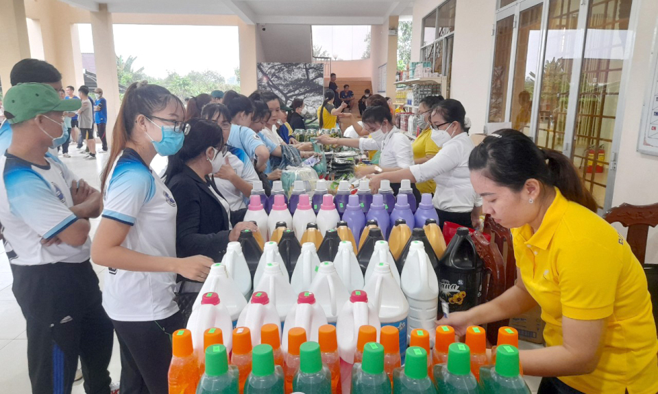 Tân Thạnh tổ chức Chương trình phúc lợi đoàn viên - Chợ Tết công đoàn