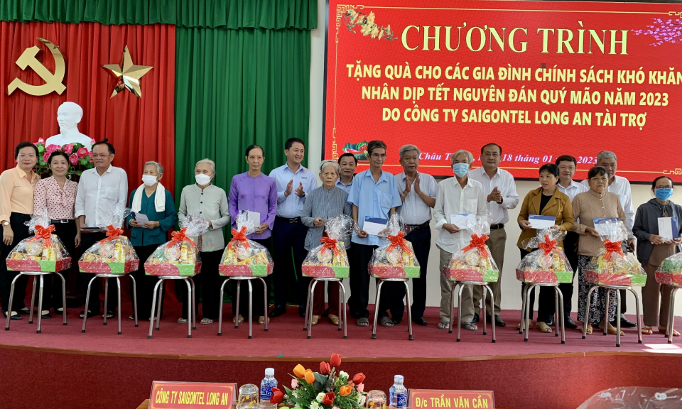 Nguyên Chủ tịch UBND tỉnh - Trần Văn Cần tặng quà Tết cho gia đình chính sách