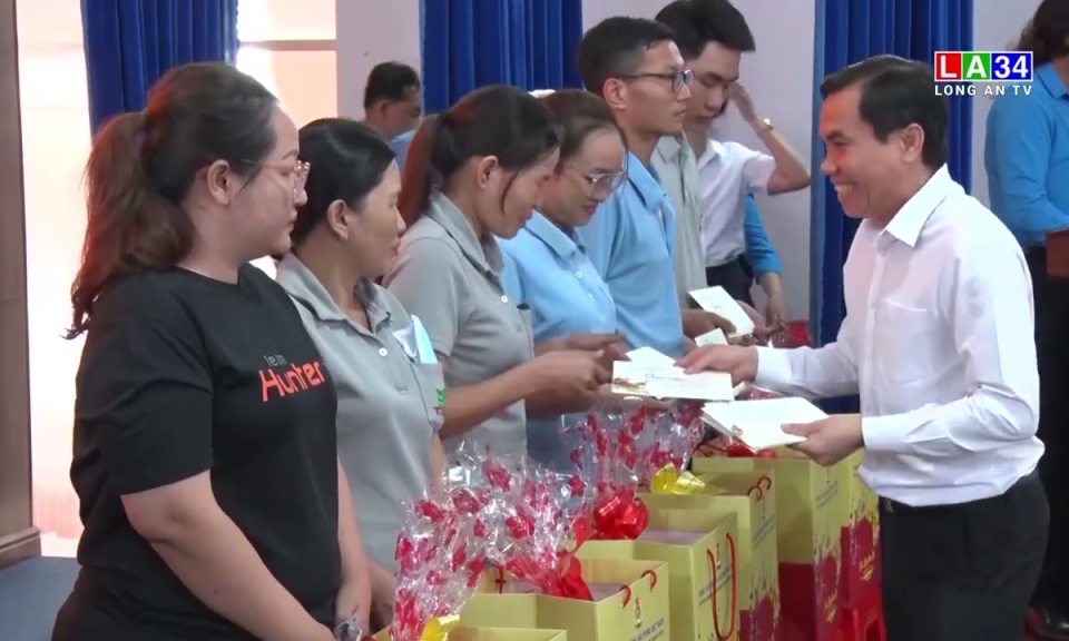 Lãnh đạo Ban Tổ chức Trung ương trao quà Tết tại thành phố Tân An