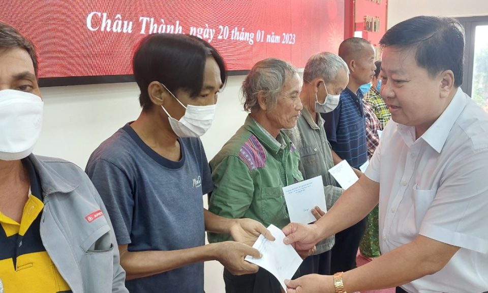 Huyện Châu Thành tặng quà Tết cho gia đình nghèo, hộ cận nghèo