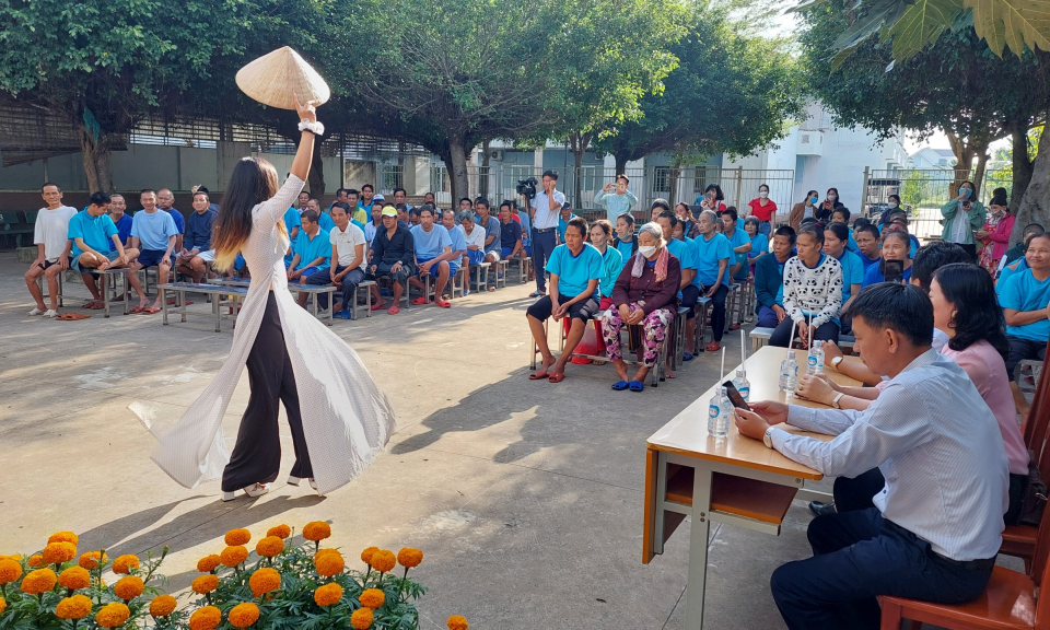Chương trình giao lưu văn nghệ tại Trung tâm bảo trợ xã hội tỉnh