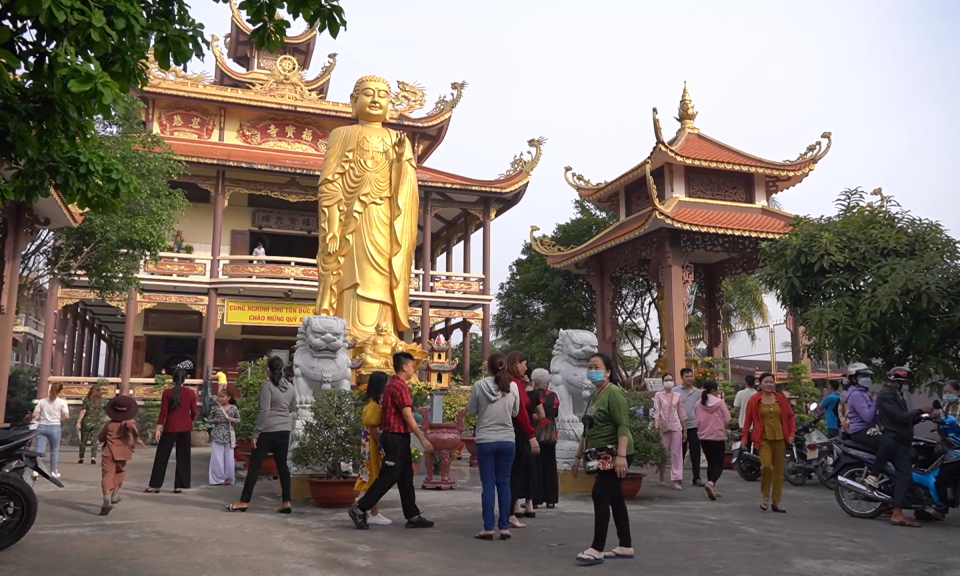 Người dân nô nức đi lễ chùa đầu năm