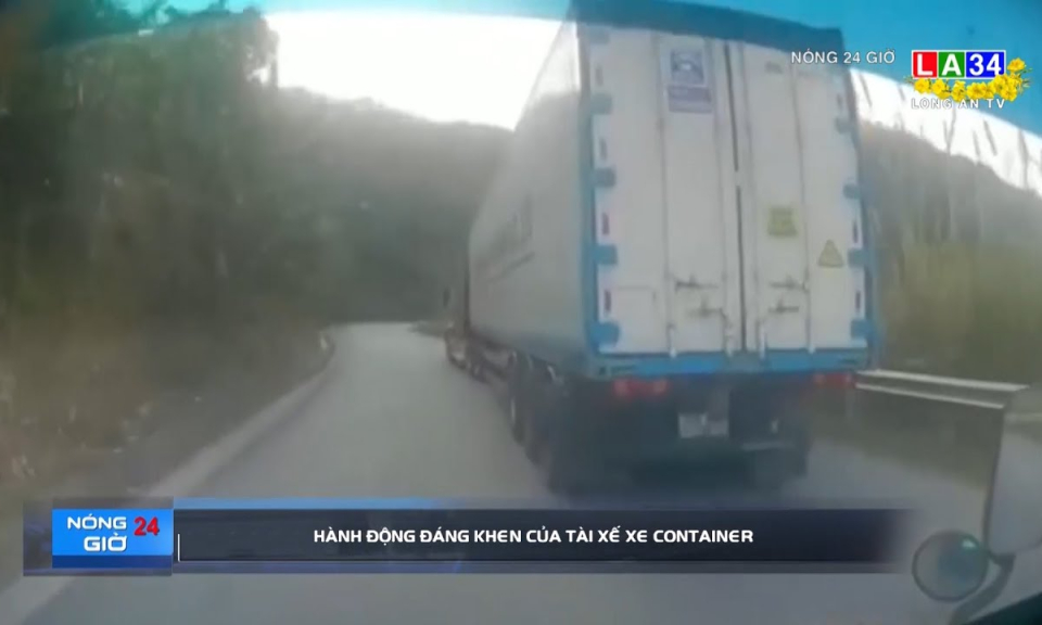 Hành động đáng khen của tài xế xe container