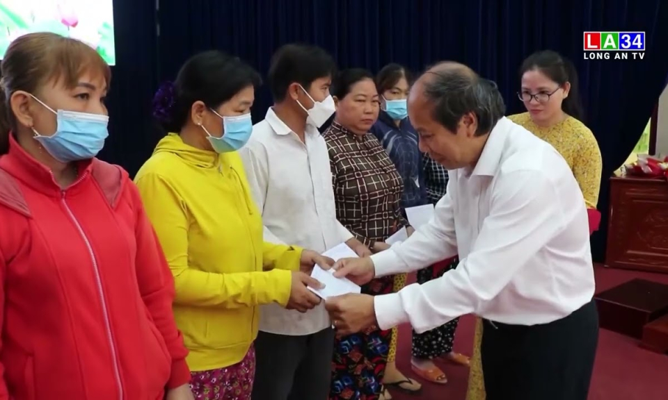 Bí thư Tỉnh ủy tặng quà cho trẻ em và gia đình khó khăn tại Mộc Hóa