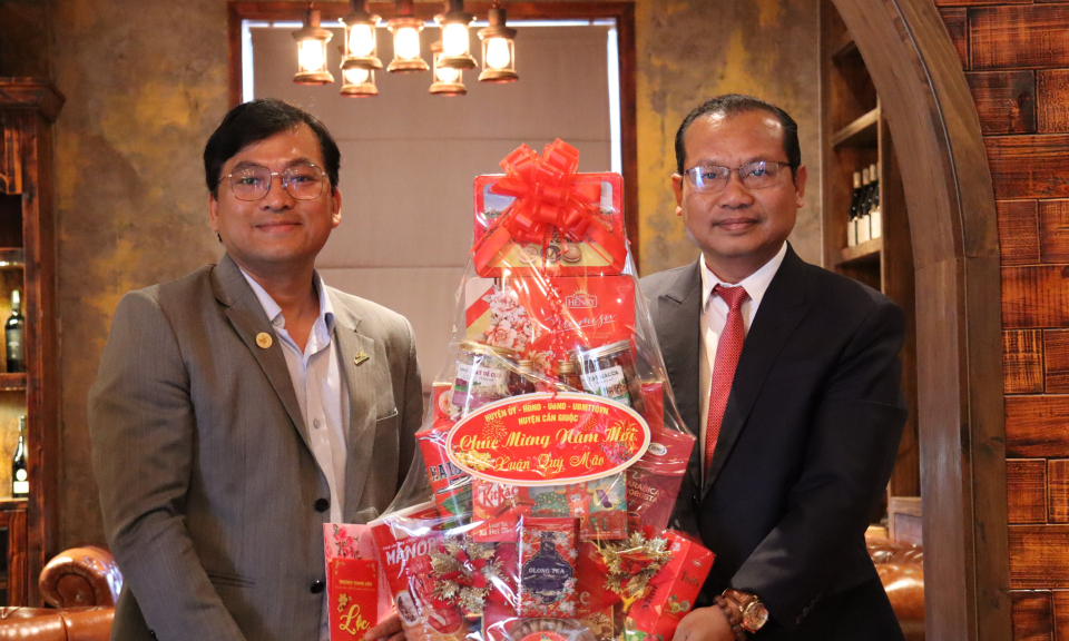Lãnh đạo huyện Cần Giuộc thăm doanh nghiệp đầu năm mới