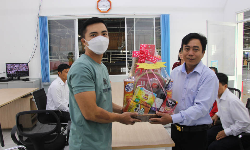 Phó Bí thư Thường trực Huyện ủy Thủ Thừa thăm, chúc Tết doanh nghiệp đầu năm 2023