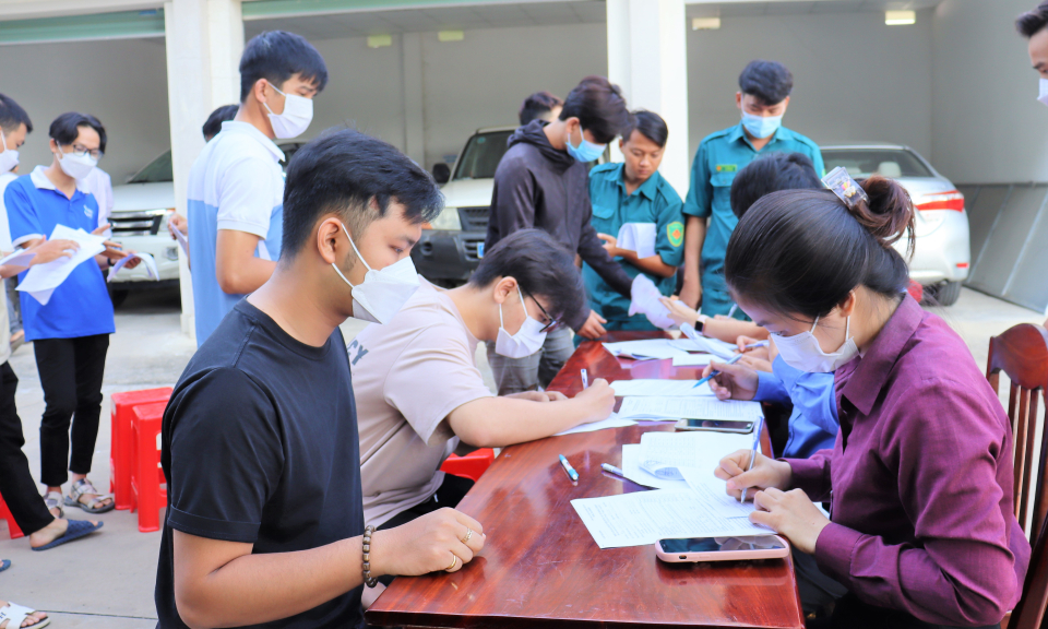 Cần Đước tiêm vắc-xin phòng COVID-19 cho công dân nhập ngũ năm 2023